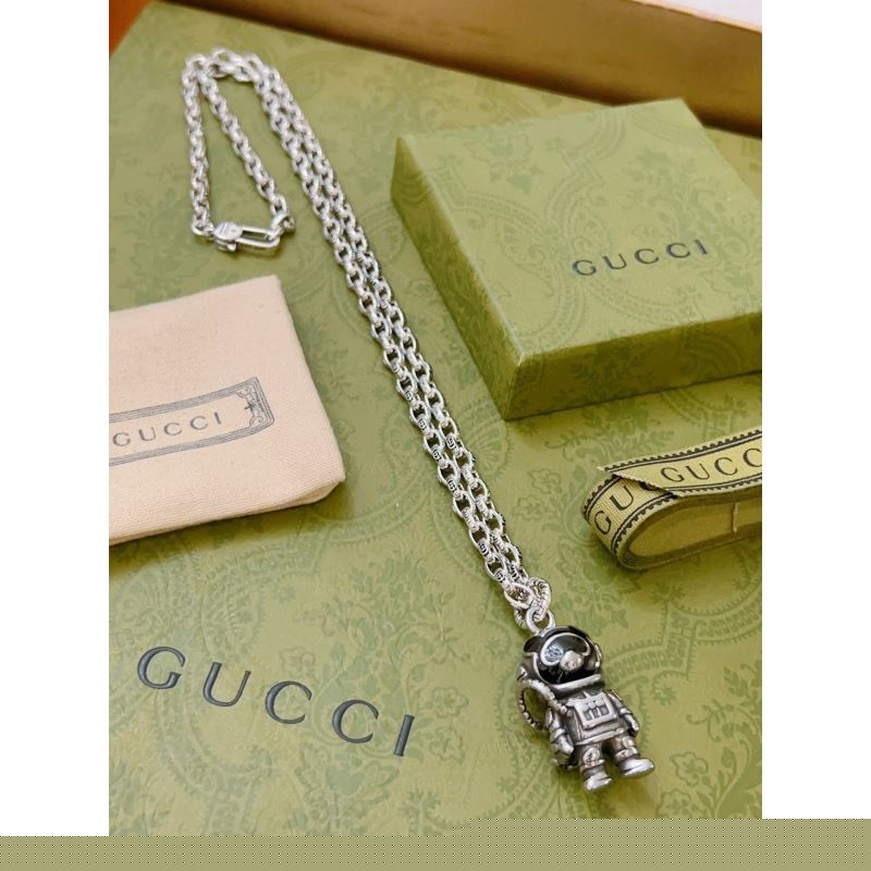 G*u*i necklaces